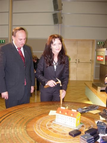 frausonjaschullerbeimnagelschlag.jpg